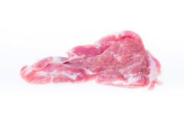 Beyaz arkaplanda çiğ domuz eti izole edilmiş