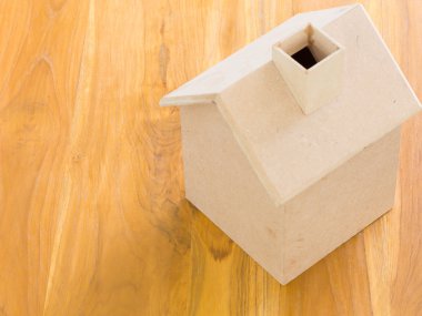 küçük ahşap ev modeli üzerinde kahverengi ahşap zemin