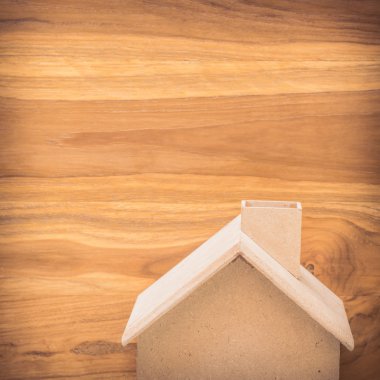 küçük ahşap ev modeli üzerinde kahverengi ahşap zemin