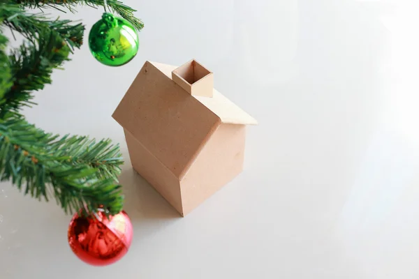 Weihnachtsdekoration mit Holzhäuschen und Baum — Stockfoto