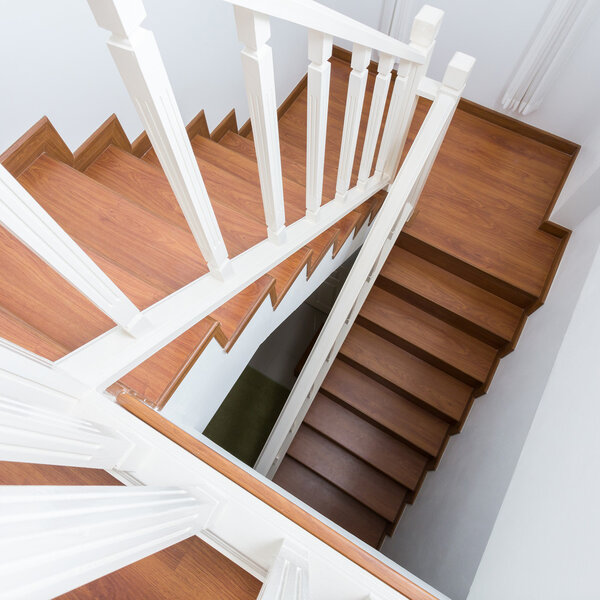 деревянная лестница из ламината в белом современном доме
