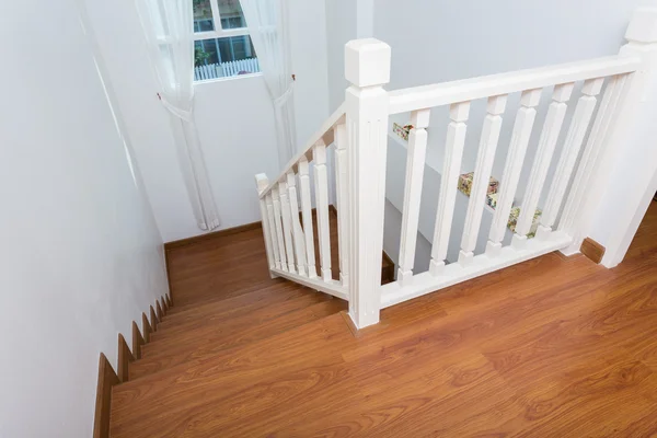 Деревянная лестница из ламината в белом современном доме — стоковое фото