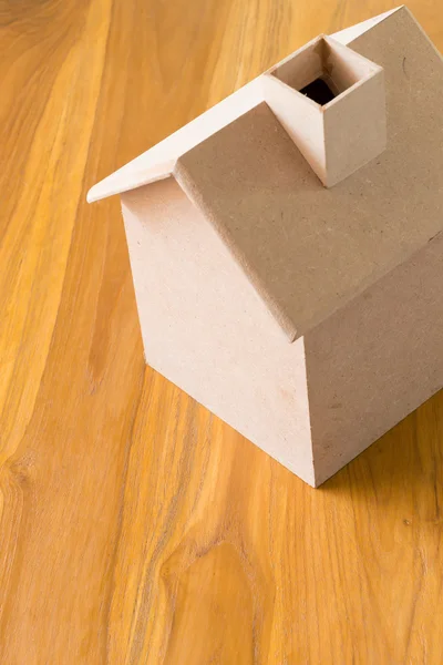 küçük ahşap ev modeli üzerinde kahverengi ahşap zemin