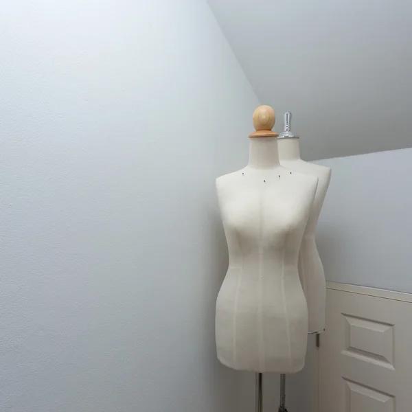 Textilní manekýn hadřík žena figuríny v místnosti — Stock fotografie