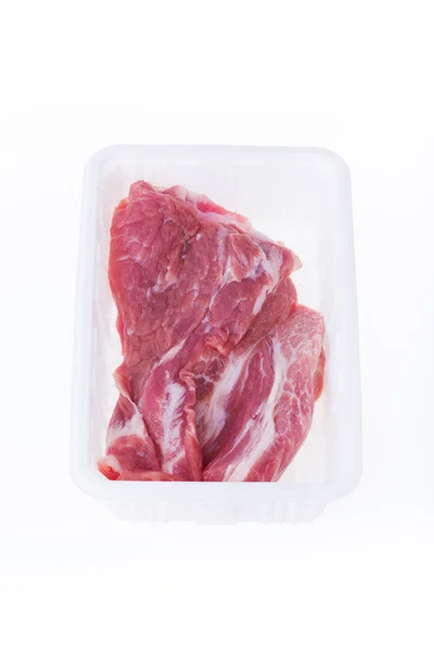 Cerdo crudo en paquete de caja de plástico aislado sobre fondo blanco —  Fotos de Stock