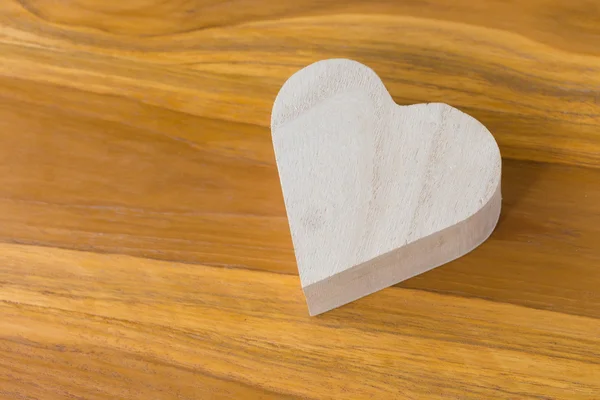 Caja de madera en forma de corazón sobre fondo de madera marrón —  Fotos de Stock