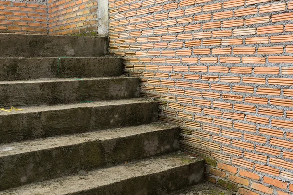 Escada de cimento em canteiro de obras com parede de tijolo — Fotografia de Stock