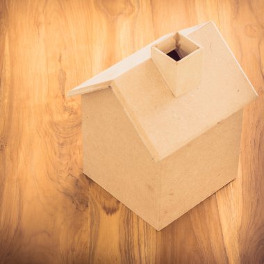 küçük ahşap ev modeli üzerinde kahverengi ahşap zemin