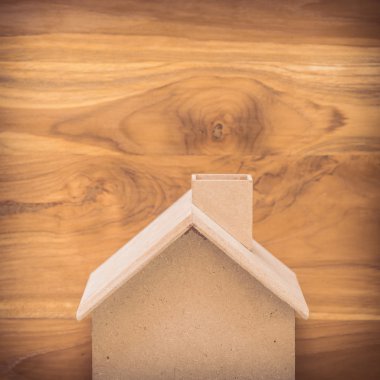 küçük ahşap ev modeli üzerinde kahverengi ahşap zemin