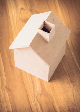 küçük ahşap ev modeli üzerinde kahverengi ahşap zemin