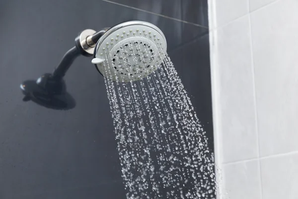 Pommeau de douche dans la salle de bain avec gouttes d'eau — Photo