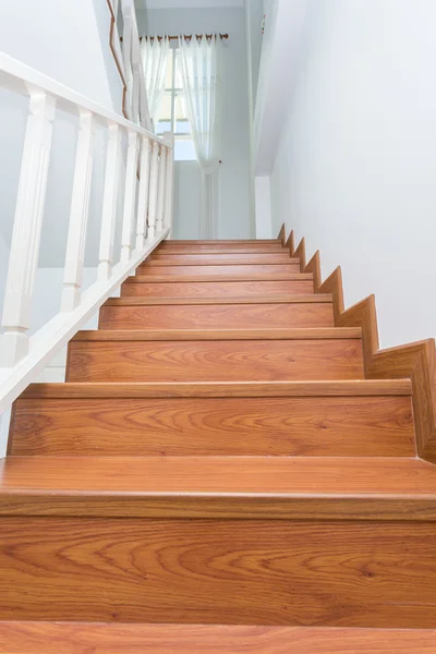 Houten trap gemaakt van gelamineerd hout in witte moderne huis — Stockfoto