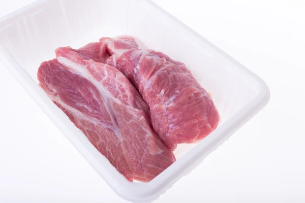 Rohes Schweinefleisch in Plastikverpackung isoliert auf weißem Hintergrund — Stockfoto