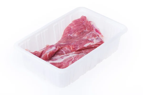 Carne de porco crua em embalagem de caixa de plástico isolada em fundo branco — Fotografia de Stock
