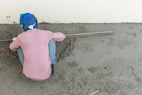 Plasterer concrete cement worker plastering flooring of house co — Stock Photo, Image