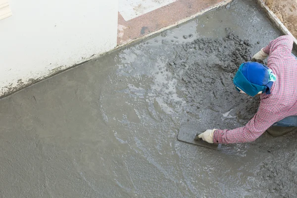 Pekerja semen beton plesteran lantai rumah co — Stok Foto