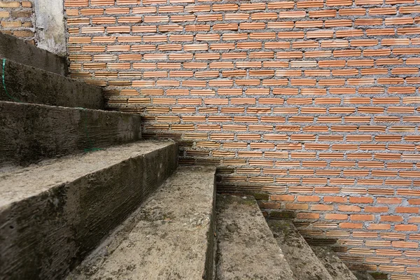Escada de cimento em canteiro de obras com parede de tijolo — Fotografia de Stock