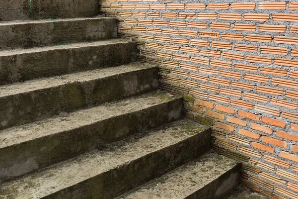 Escada de cimento em canteiro de obras com parede de tijolo — Fotografia de Stock