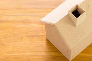 küçük ahşap ev modeli üzerinde kahverengi ahşap zemin