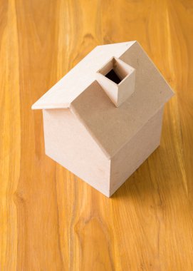 küçük ahşap ev modeli üzerinde kahverengi ahşap zemin