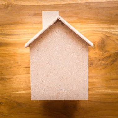 küçük ahşap ev modeli üzerinde kahverengi ahşap zemin