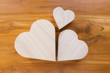 ahşap kalp şekilli bulut kahverengi ahşap zemin üzerinde düzenlemek