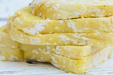 Beyaz masa ahşap üzerine küflü ekmek