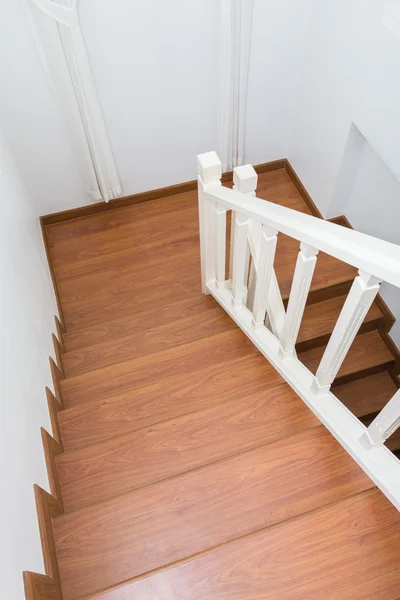 Escalier en bois en bois stratifié dans la maison moderne blanche — Photo