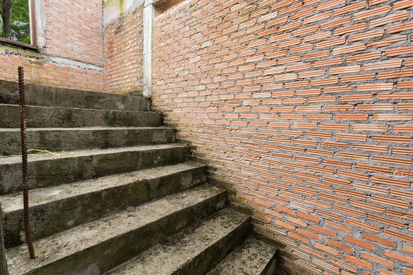 Escalier en ciment sur chantier avec mur de briques — Photo