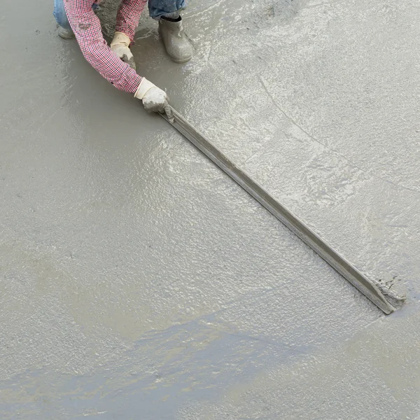 Plasterer concrete cement worker plastering flooring of house co — Stock Photo, Image