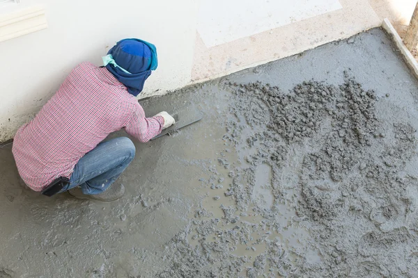 Pekerja semen beton plesteran lantai rumah co — Stok Foto