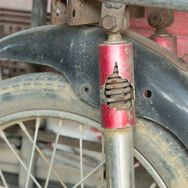 Amortecedor de motocicleta rachadura enferrujada quebrado — Fotografia de Stock