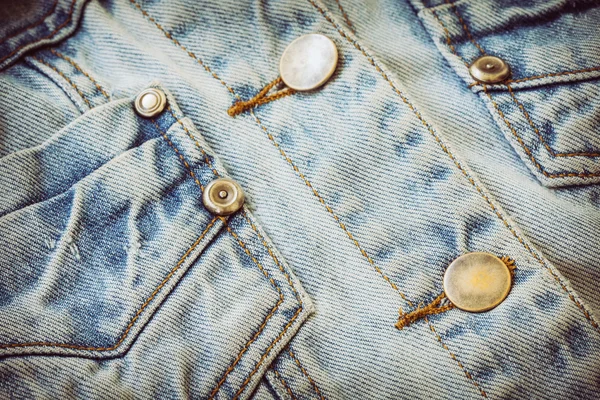 Roupas de camisa jeans com botão de metal na indústria têxtil vestuário — Fotografia de Stock