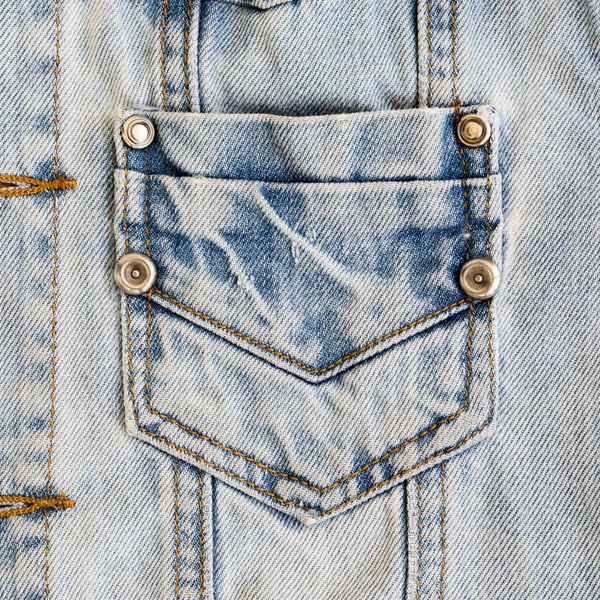 Jean tröja med ficka och metall knappen på kläder textil indu — Stockfoto