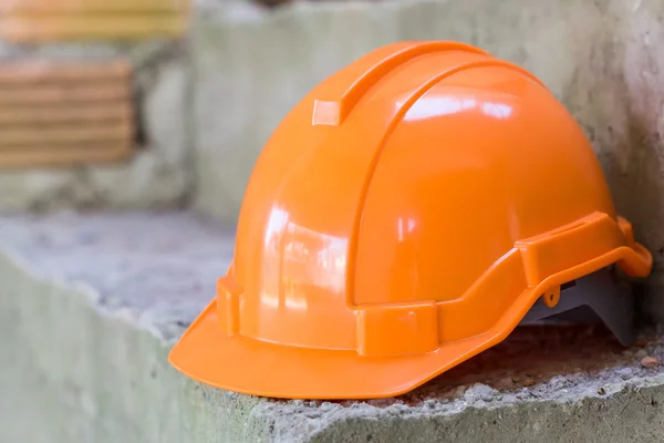 橙色安全帽，建筑工人的安全设备 — 图库照片