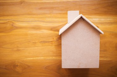 küçük ahşap ev modeli üzerinde kahverengi ahşap zemin