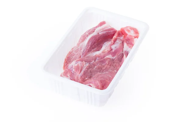 Rohes Schweinefleisch in Plastikverpackung isoliert auf weißem Hintergrund — Stockfoto