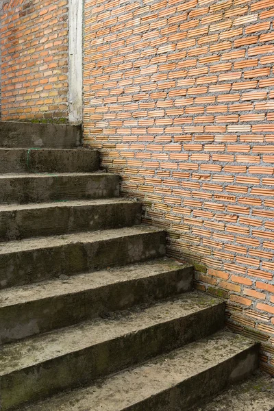 Betontreppe in Baustelle mit Ziegelmauer — Stockfoto