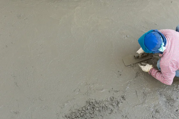 Εργαζόμενος Σκυρόδεμα τσιμέντου γυψαδόρο σοβάτισμα δάπεδο του σπιτιού co — Φωτογραφία Αρχείου