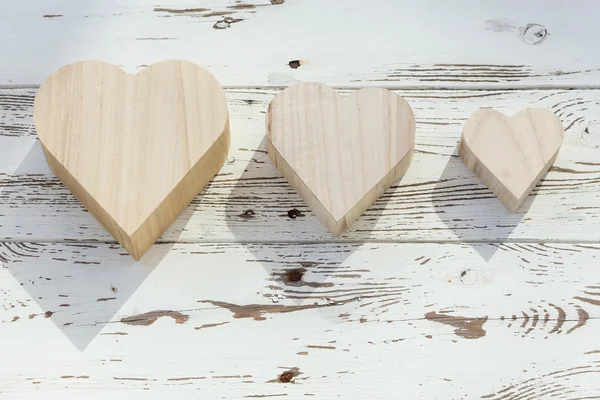 Srdce dřevěné krabice na bílém pozadí — Stock fotografie