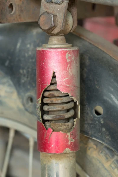 Amortecedor de motocicleta rachadura enferrujada quebrado — Fotografia de Stock