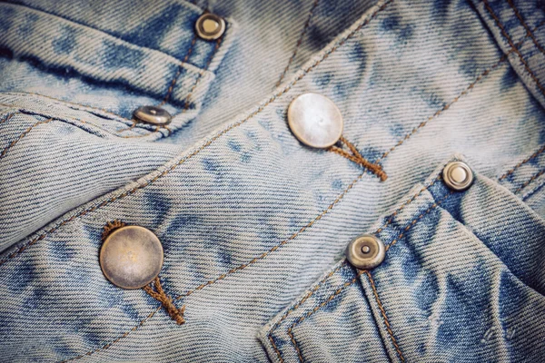 牛仔裤衬衫服装与服装纺织梧桐上的金属按钮 — 图库照片