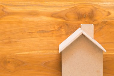 küçük ahşap ev modeli üzerinde kahverengi ahşap zemin