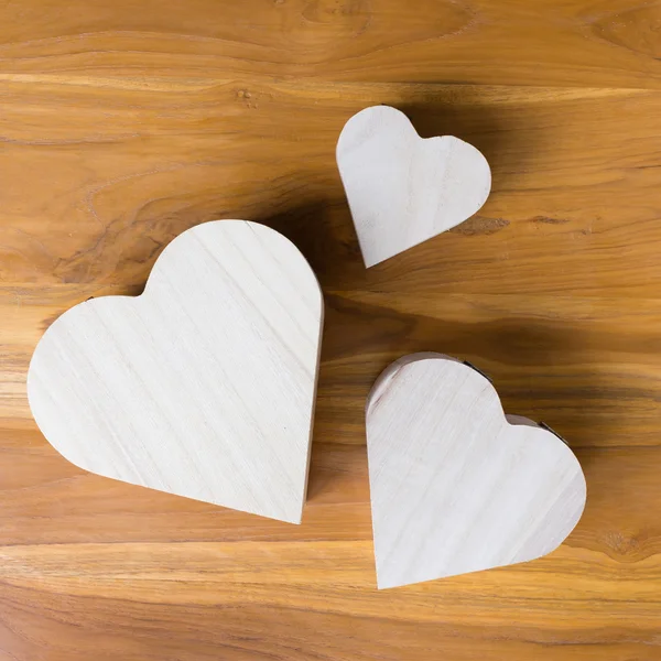 Caja de madera en forma de corazón sobre fondo de madera marrón —  Fotos de Stock