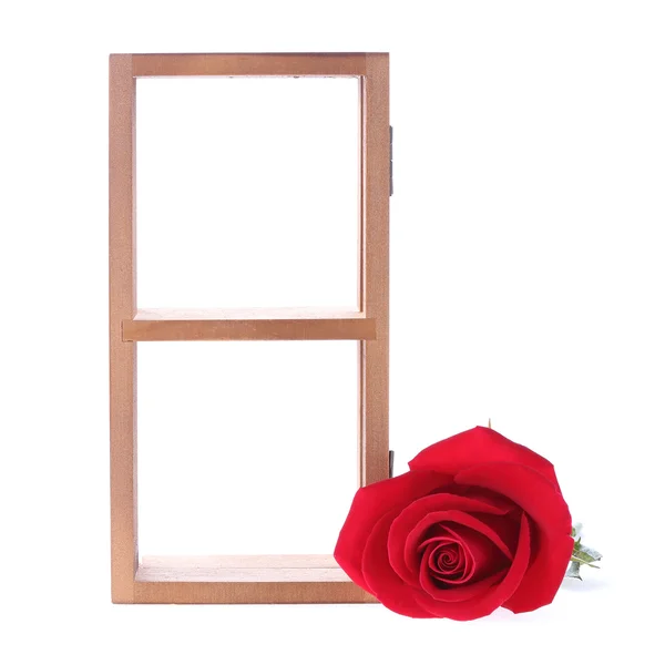 Estante de madera decorado con flores de rosas rojas aisladas en bac blanco — Foto de Stock