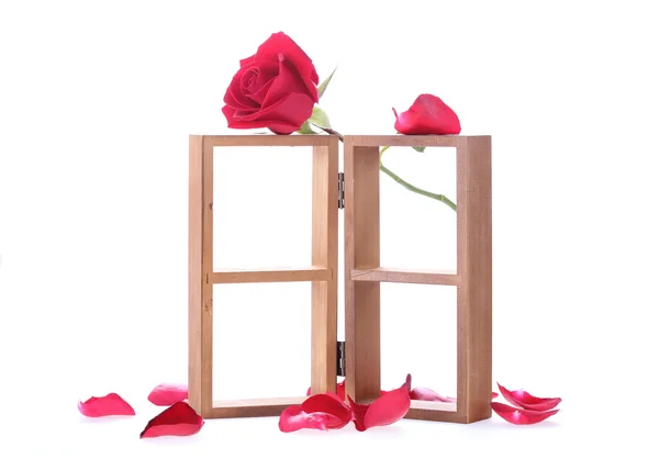 Estante de madera decorado con flores de rosas rojas aisladas en bac blanco — Foto de Stock