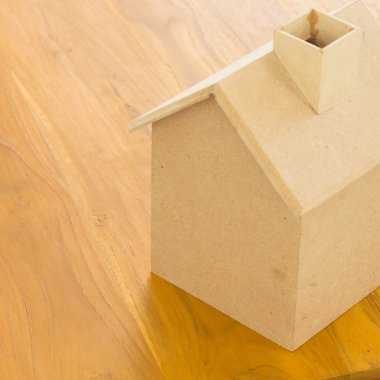 küçük ahşap ev modeli üzerinde kahverengi ahşap zemin