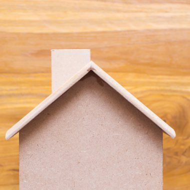 küçük ahşap ev modeli üzerinde kahverengi ahşap zemin