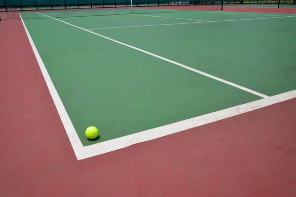Palla da tennis su campo verde — Foto Stock