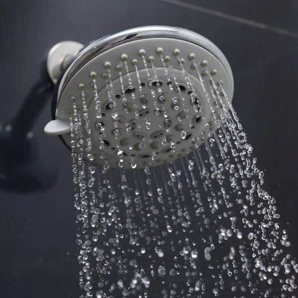 Pommeau de douche avec gouttes d'eau coulant — Photo